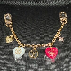 ✅ PRICE IS FIRM ✅ FASHION Gold-Tone Chain with Red & White Heart Charms